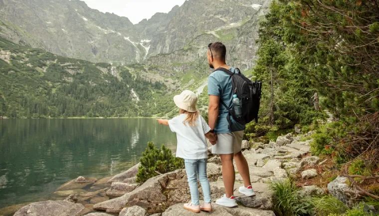 Wakacje z dzieckiem w Tatrach, ojciec i córka nad Morskim Okiem