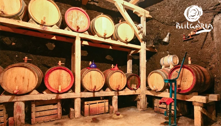 Bułgaria, piwnica z beczkami wina
