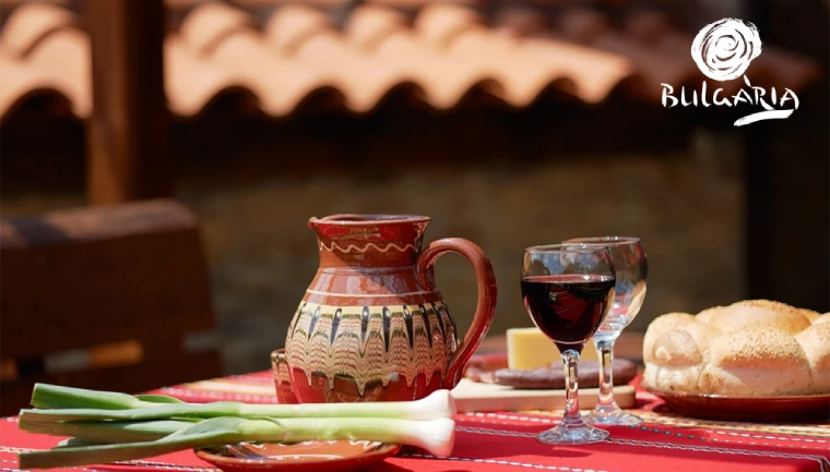 Lampka bułgarskiego wina i tradycyjny dzban na wino